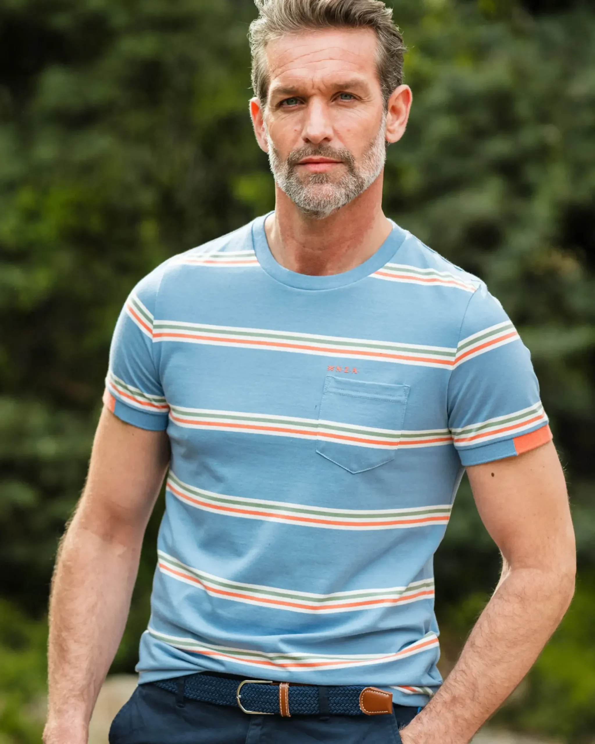 Blauw t-shirt met oranje witte strepen
