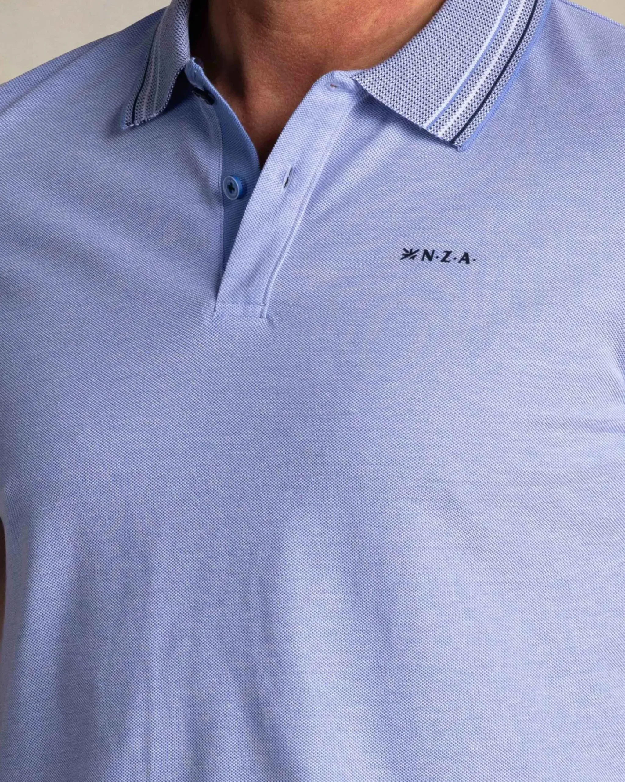 Felblauwe polo met gestreepte kraag