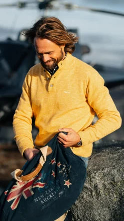 Gemêleerde okergele trui met knopen kraag - Warm Ocre