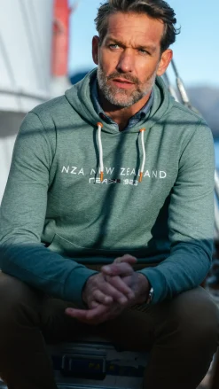Groene hoodie met tekst op de borst - Pebble Green