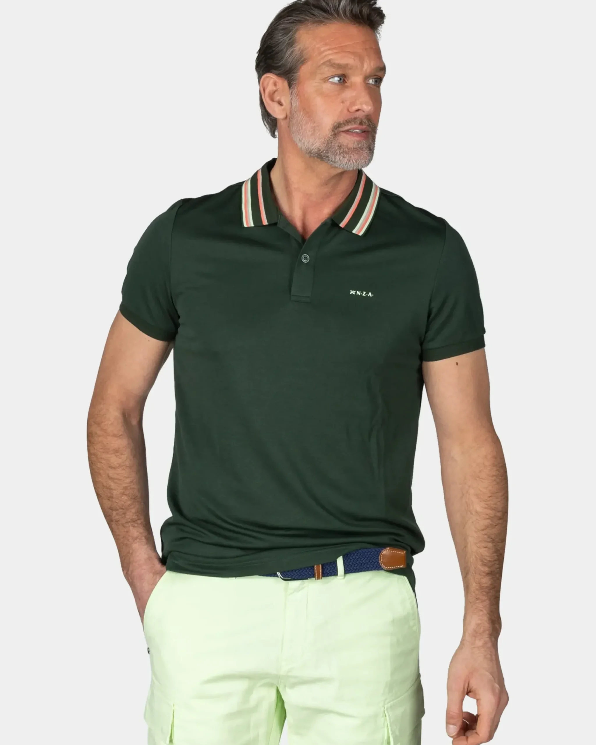 Groene polo met gestreepte kraag