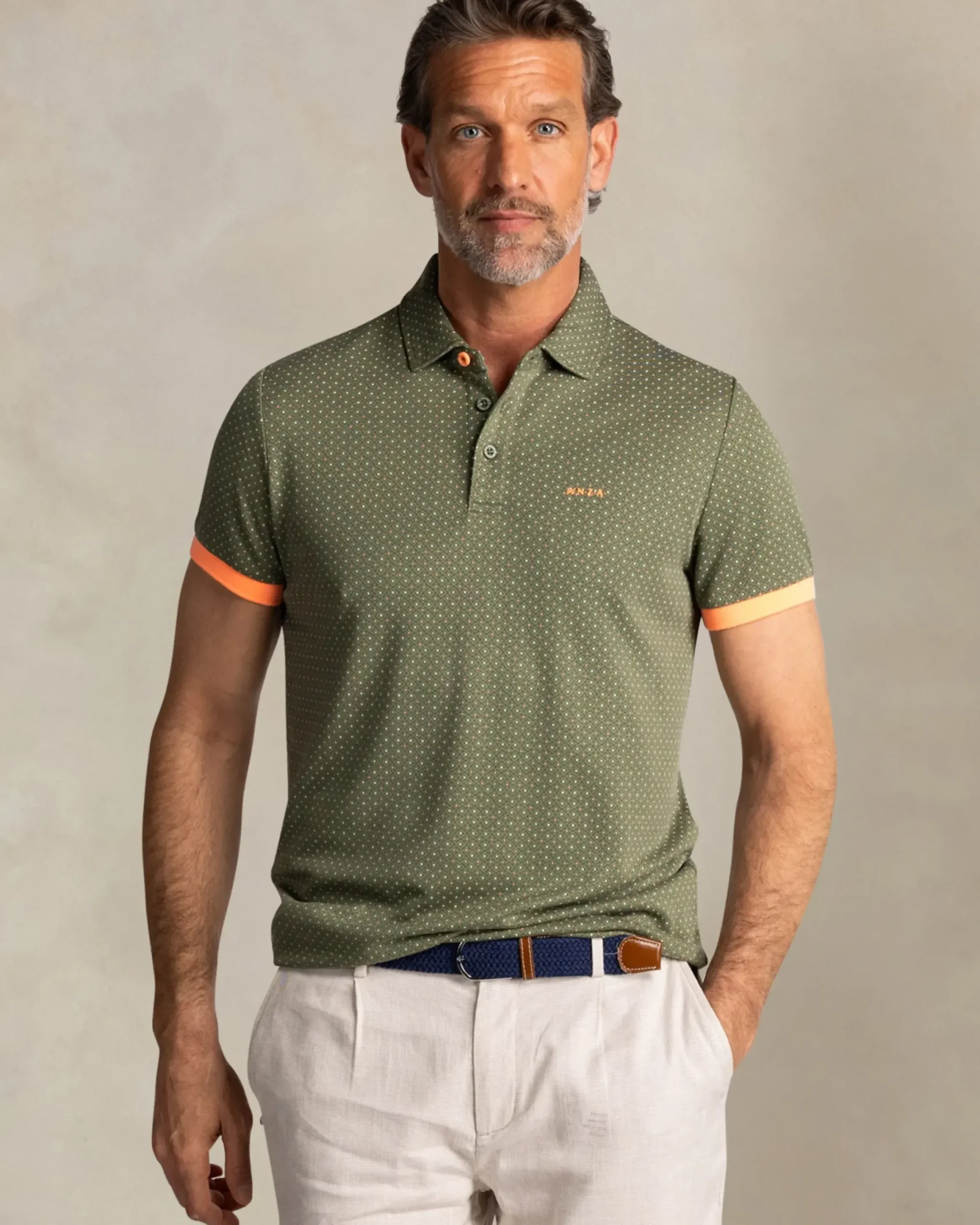 Groene polo met kleine oranje stippen