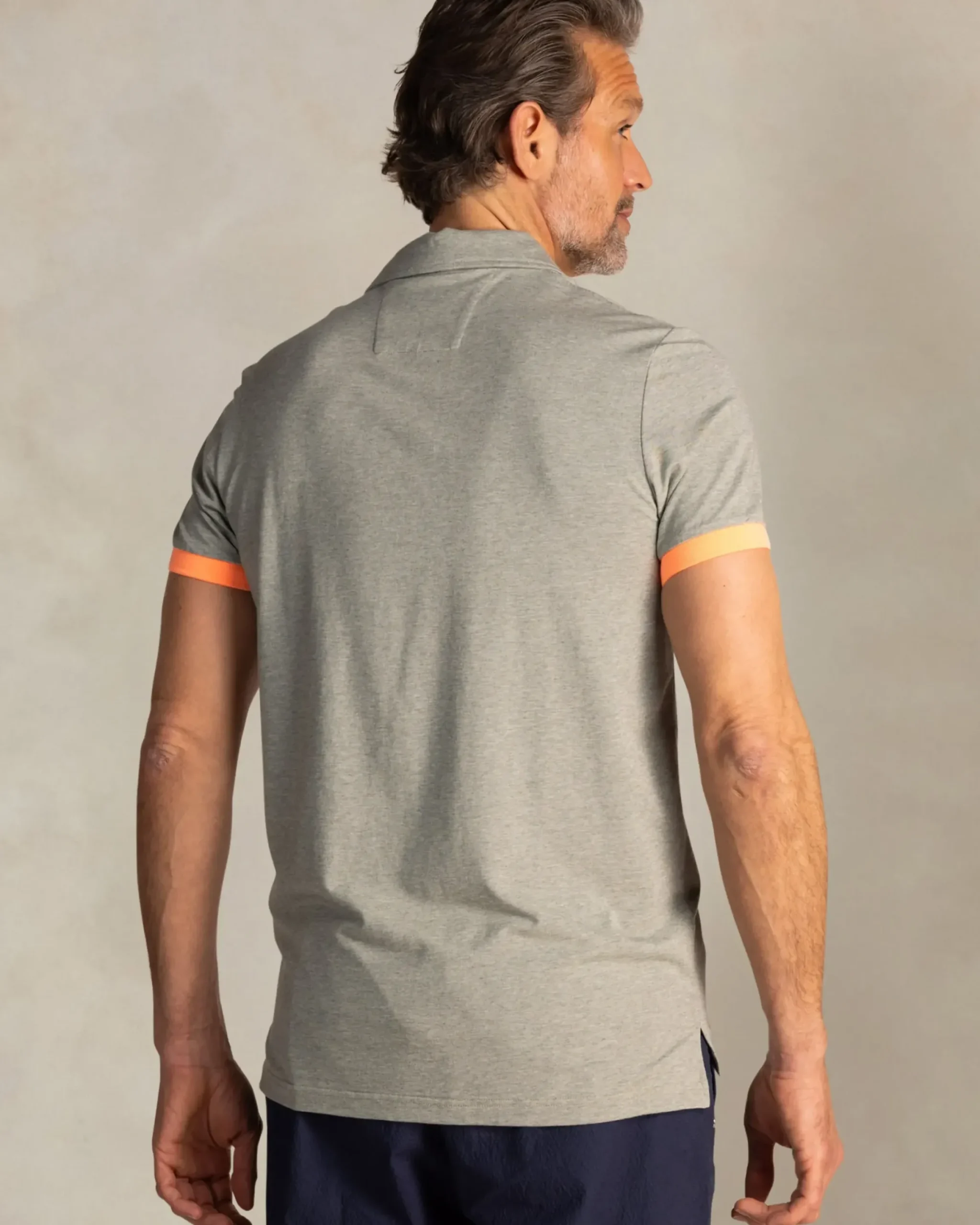 Groene polo met oranje details