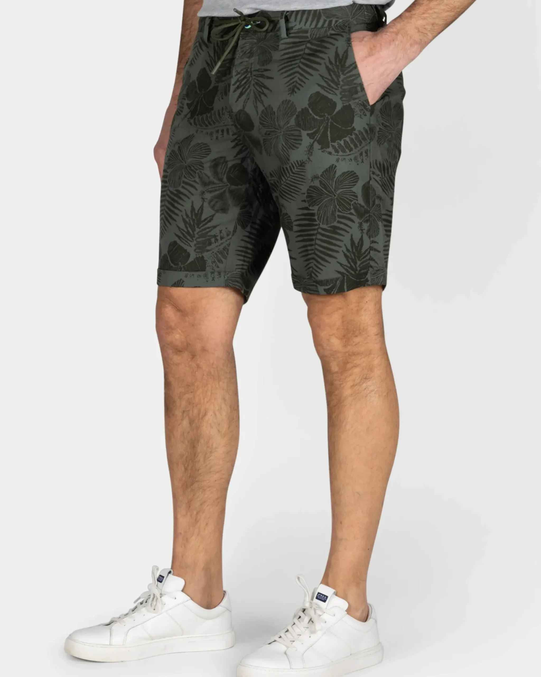 Groen short met bladprint