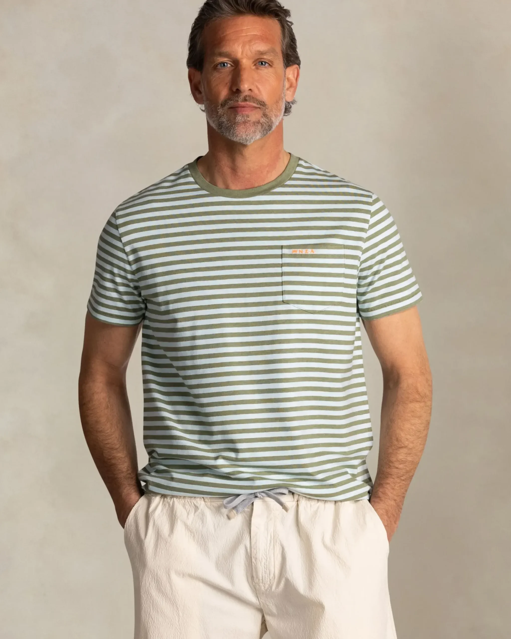 Groen t-shirt met lichtgroene strepen
