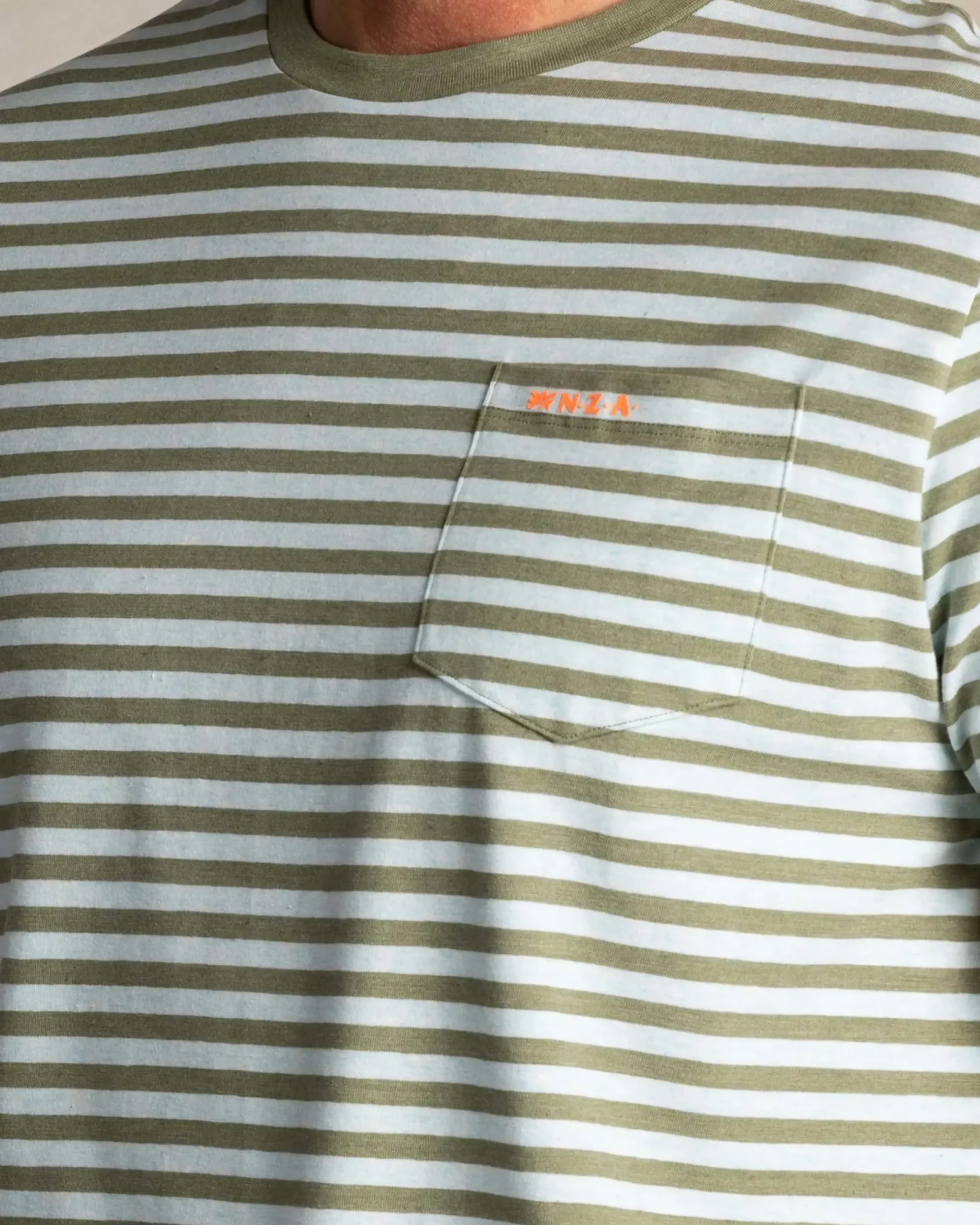 Groen t-shirt met lichtgroene strepen
