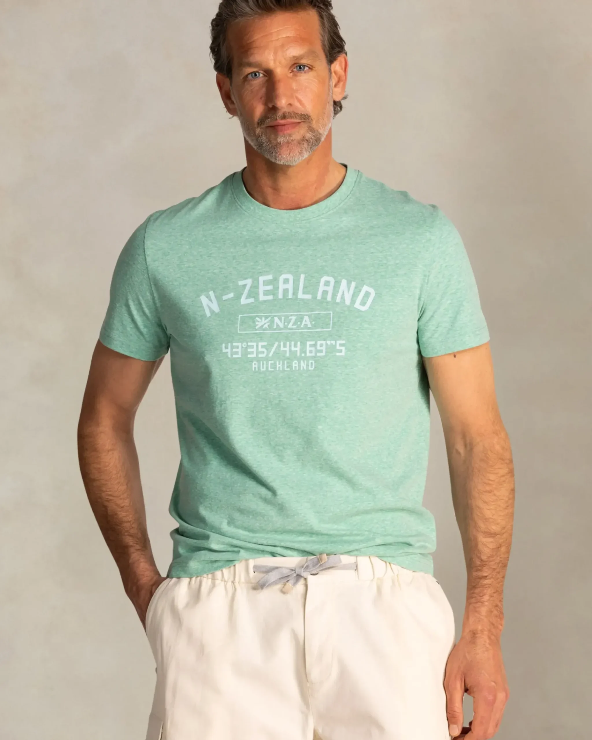 Groen t-shirt met NZA logo op de borst