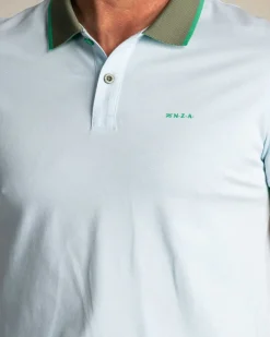 Lichtblauwe katoenen polo met groene kraag