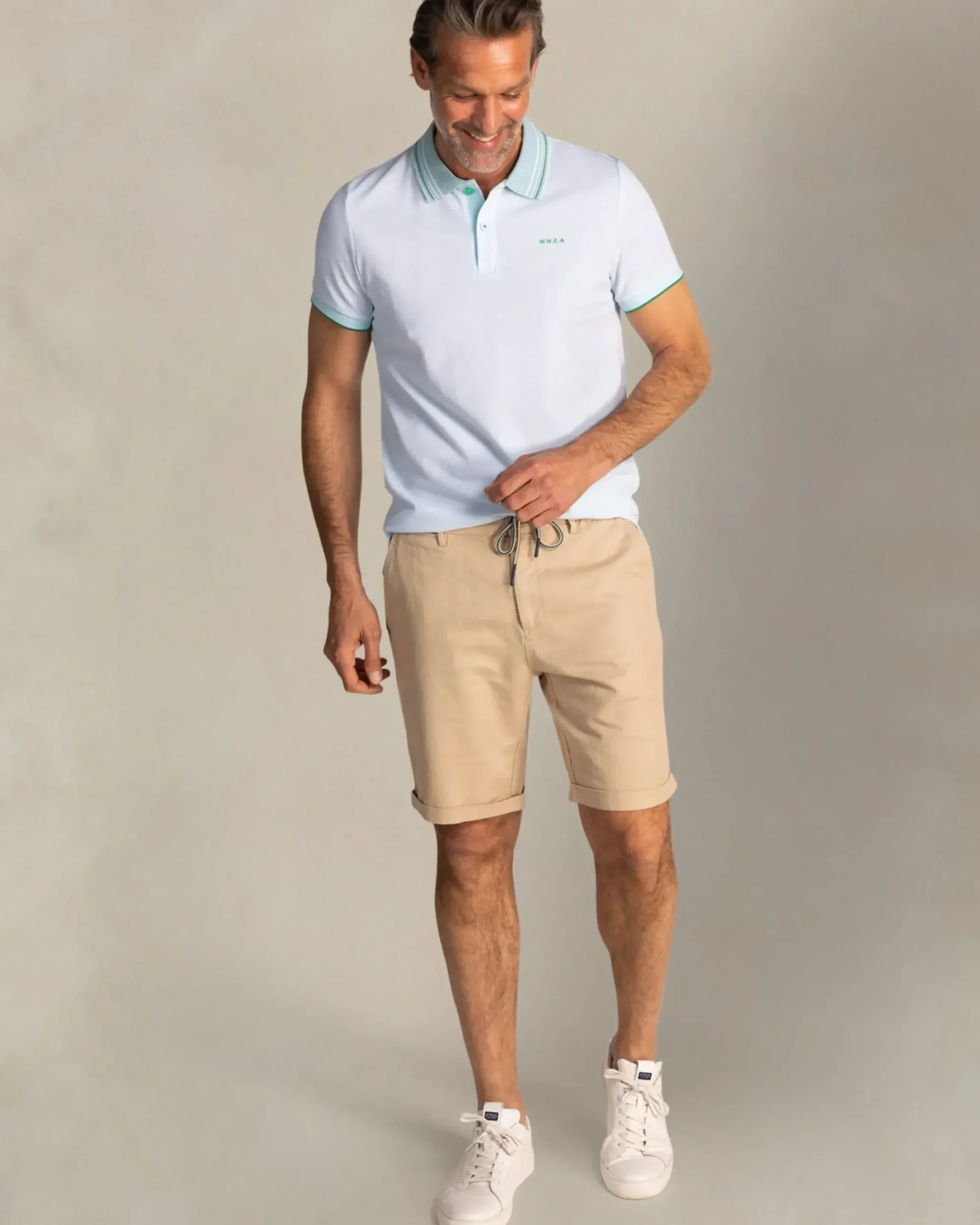 Lichtblauwe polo met gestreepte kraag