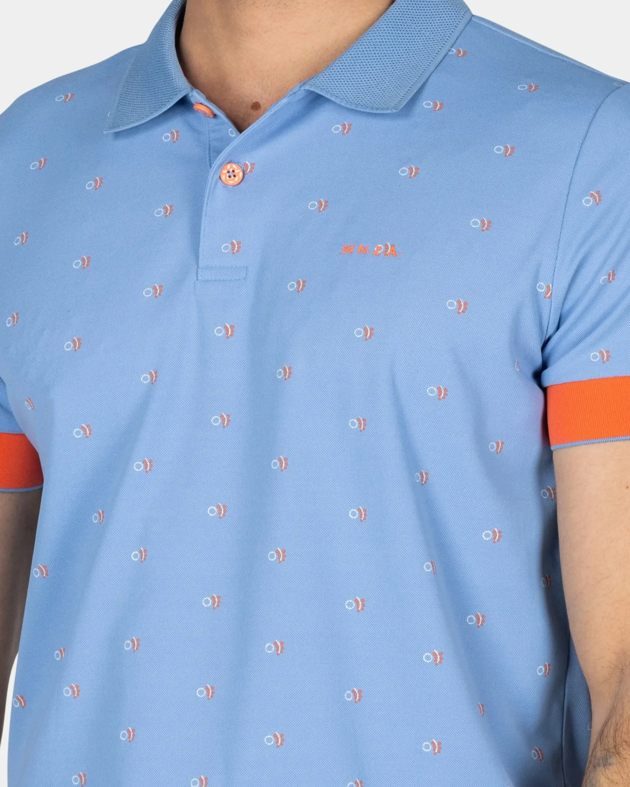 Lichtblauwe polo met oranje accenten