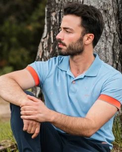 Lichtblauwe polo met oranje accenten