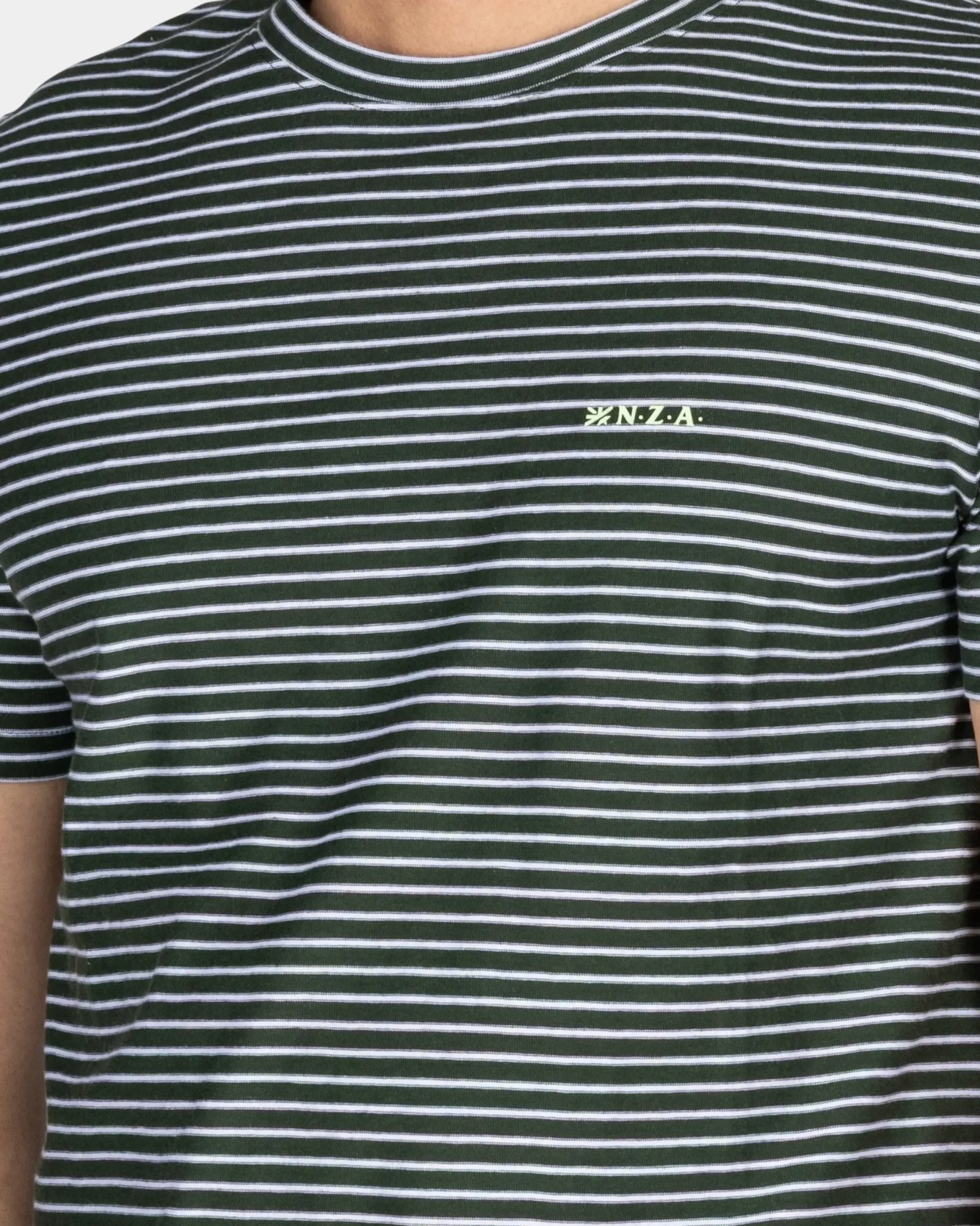 Mosgroen t-shirt met kleine witte streep