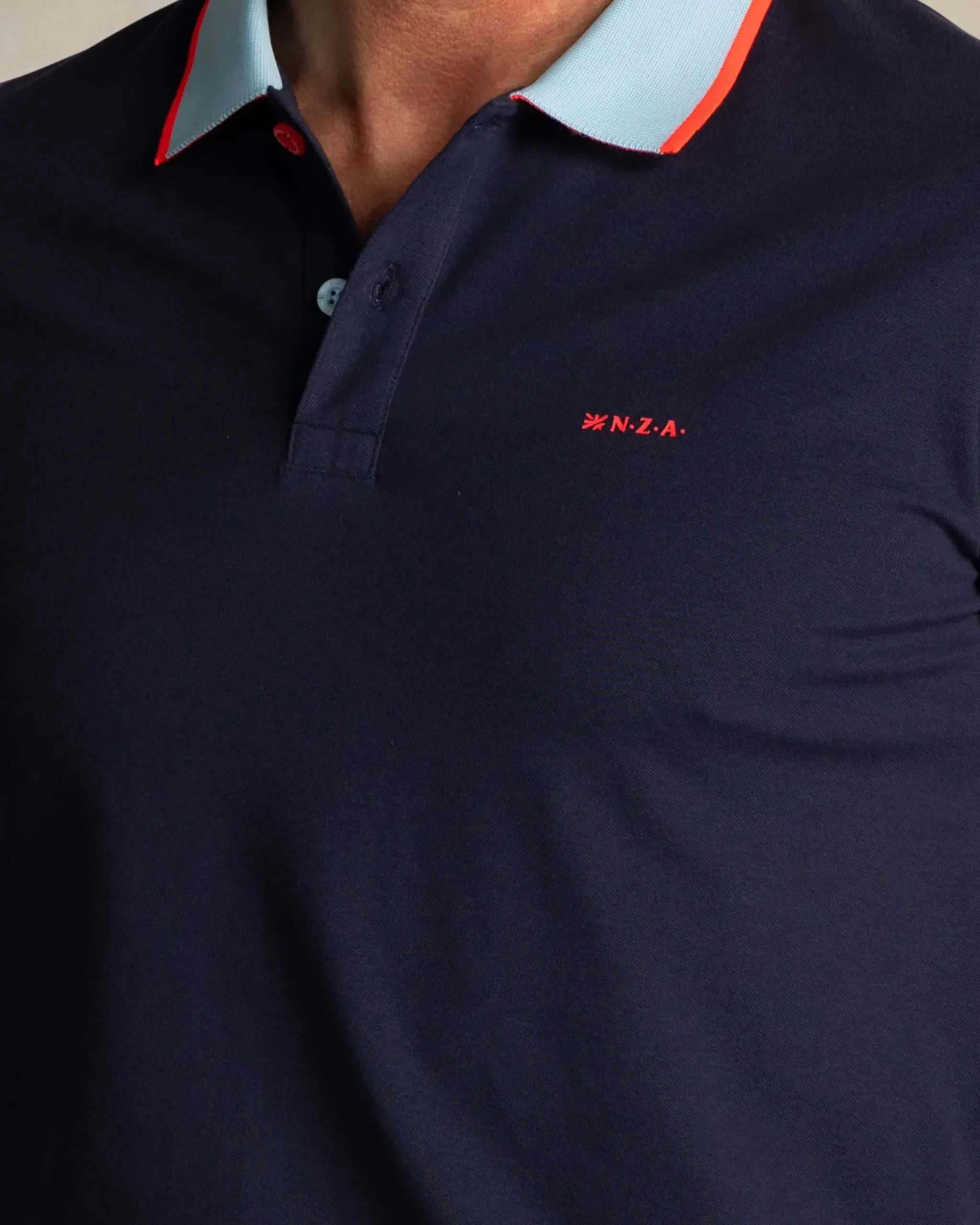 Navy katoenen polo met lichtblauwe kraag
