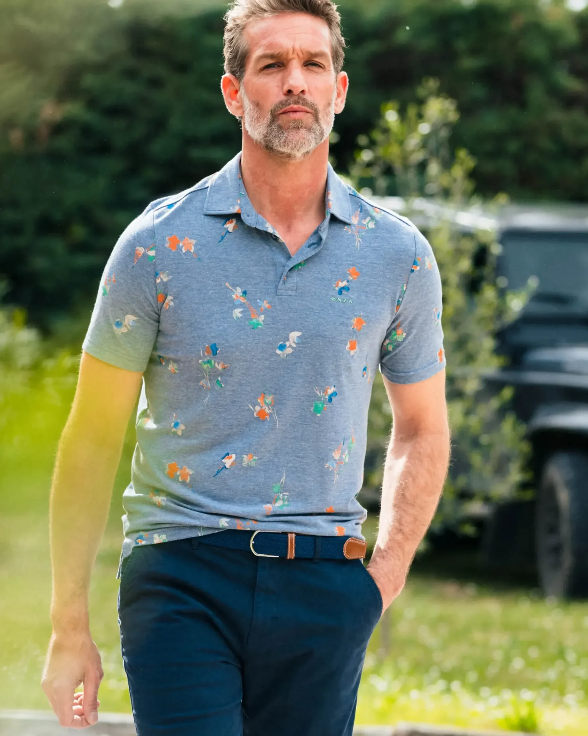 Navy poloshirt met bladprint