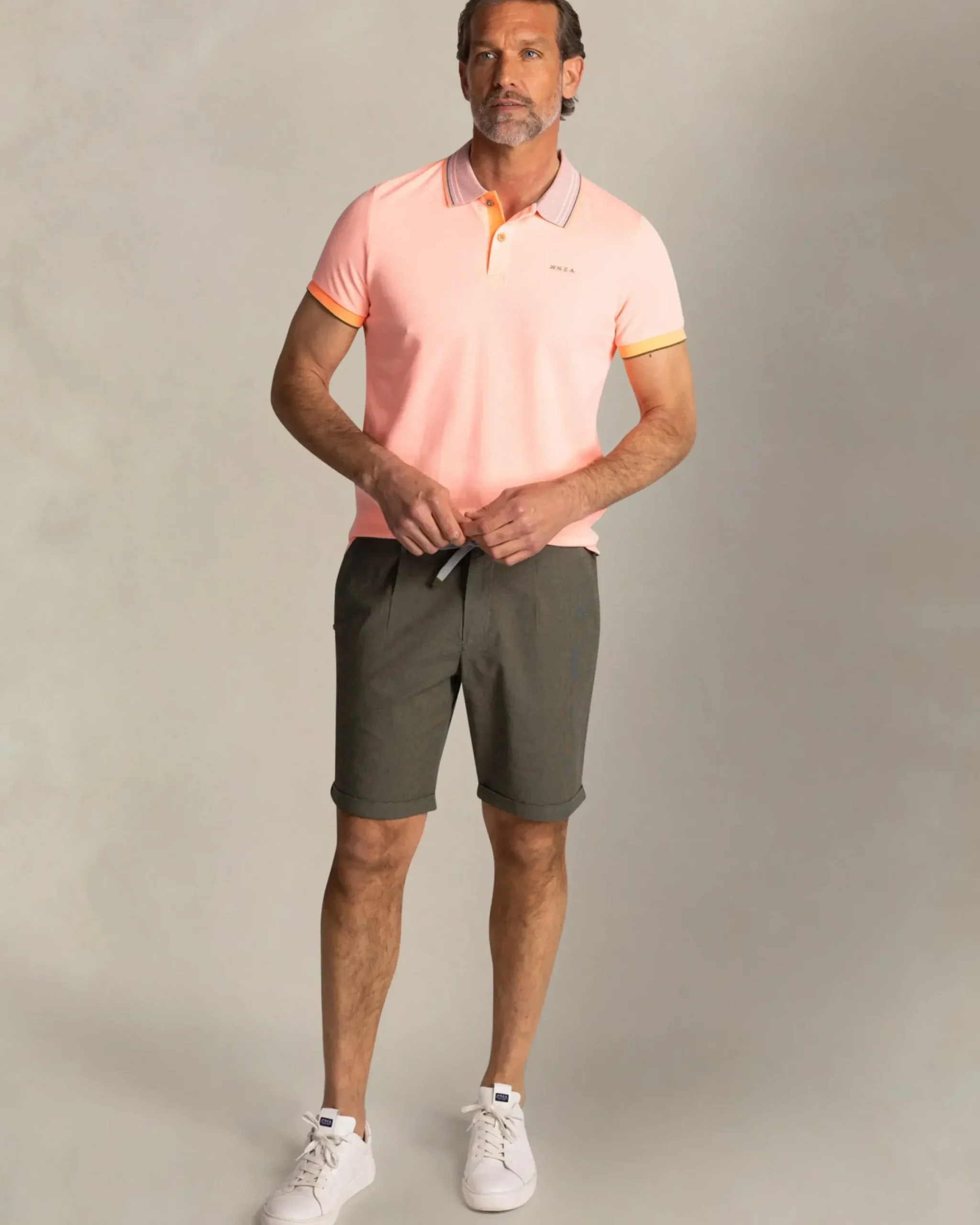 Oranje polo met gestreepte kraag