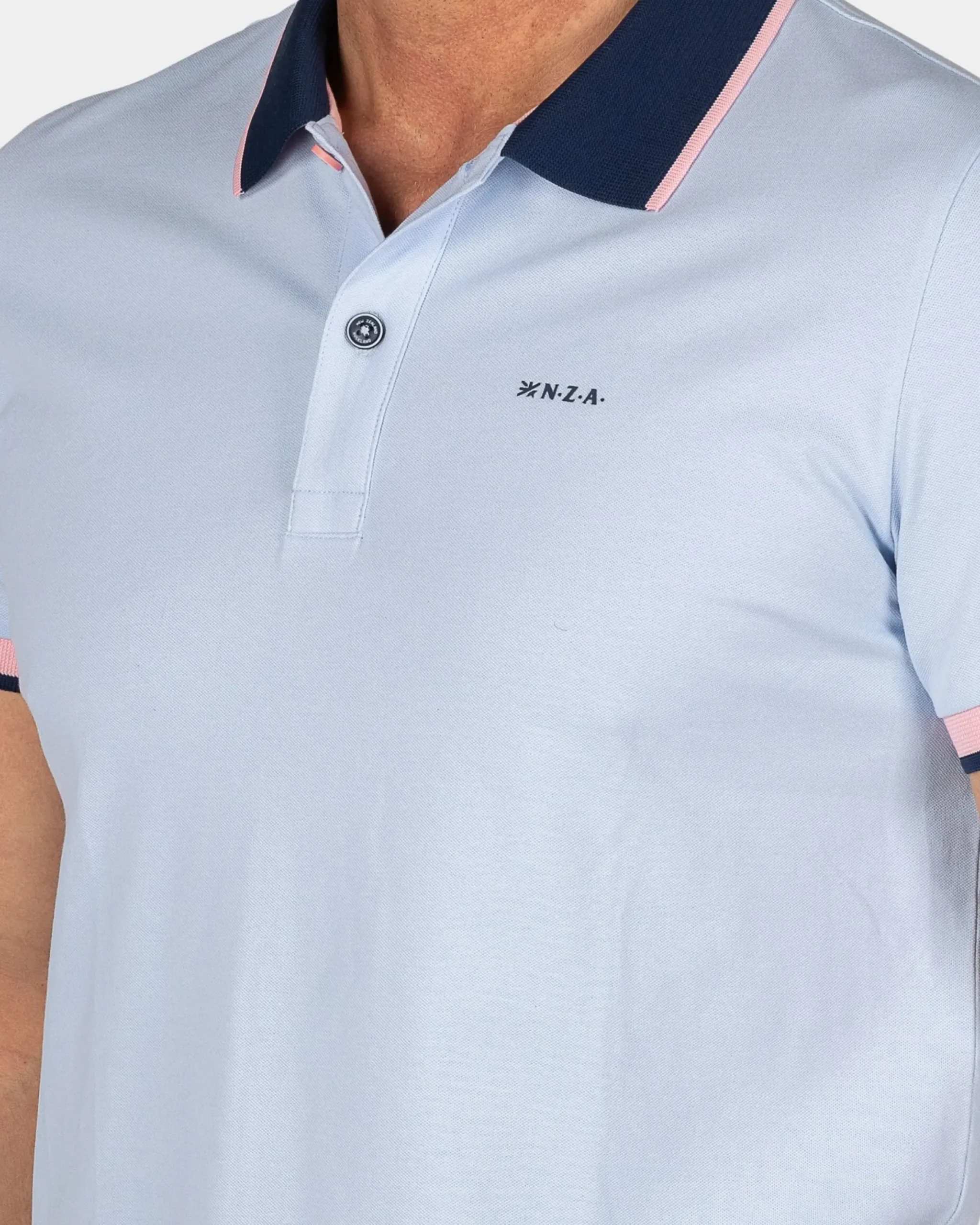 Pastelblauwe polo met blauwe kraag