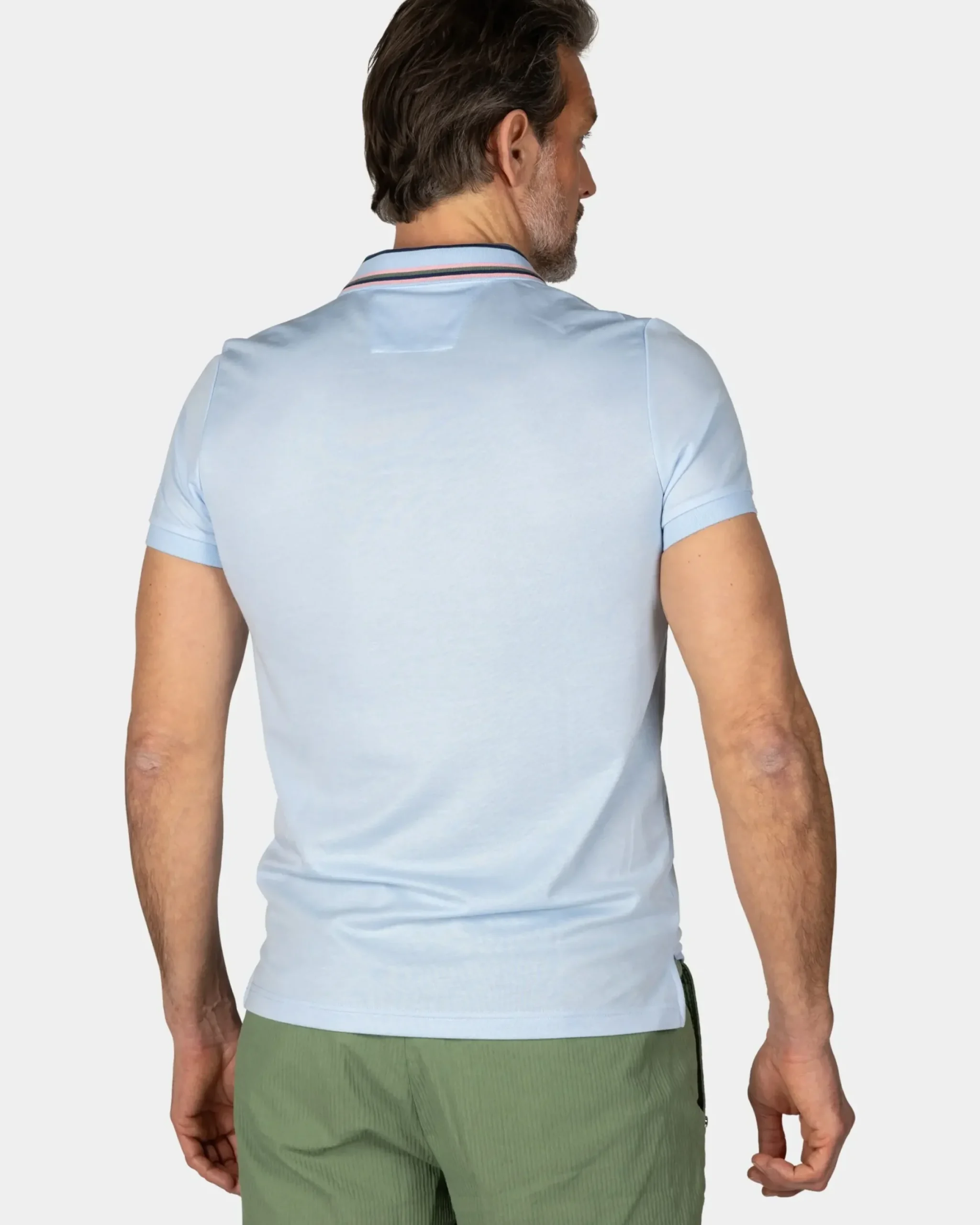 Pastelblauwe polo met gestreepte kraag