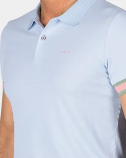 Pastelblauwe polo met oranje details