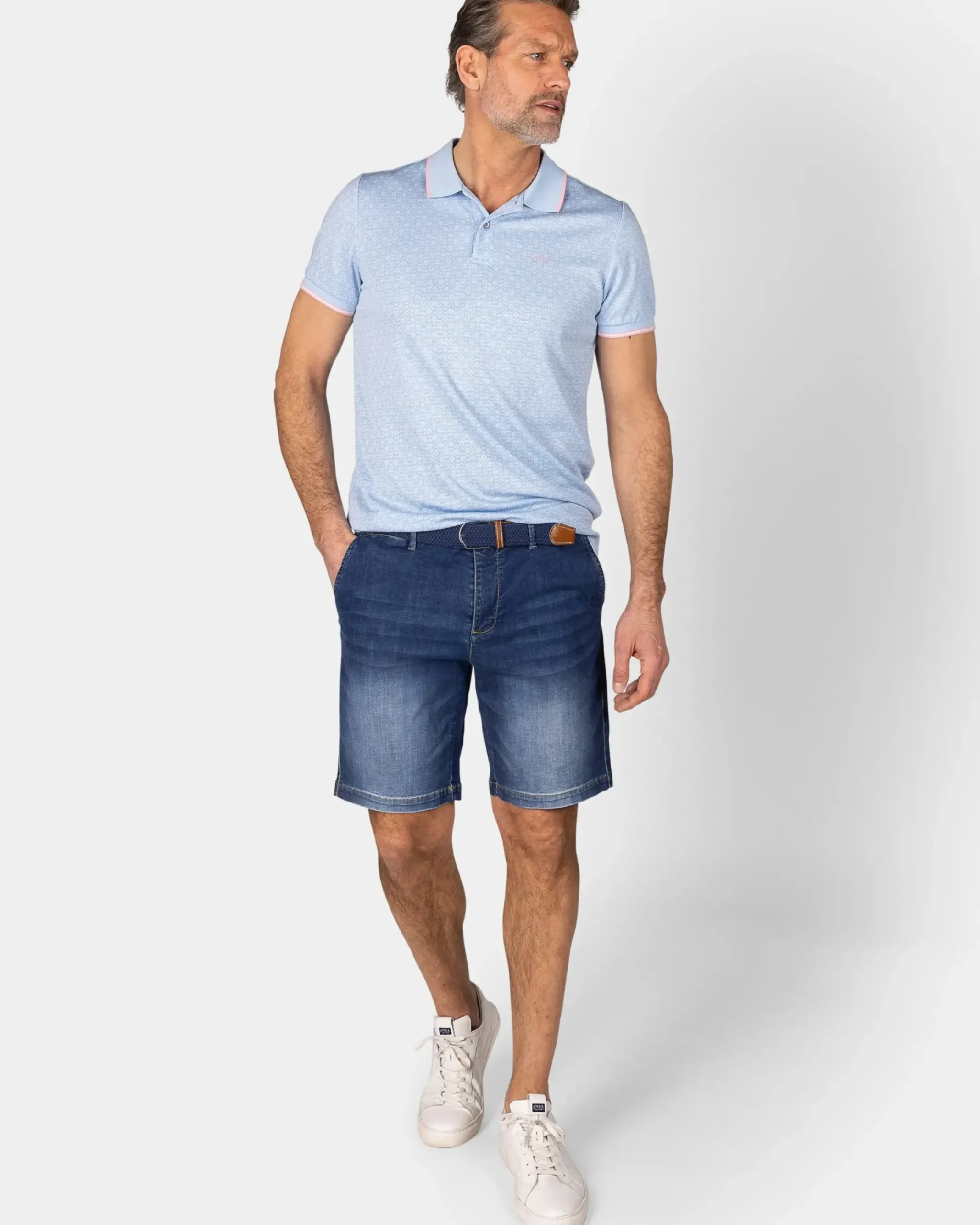 Pastelblauwe polo met roze details