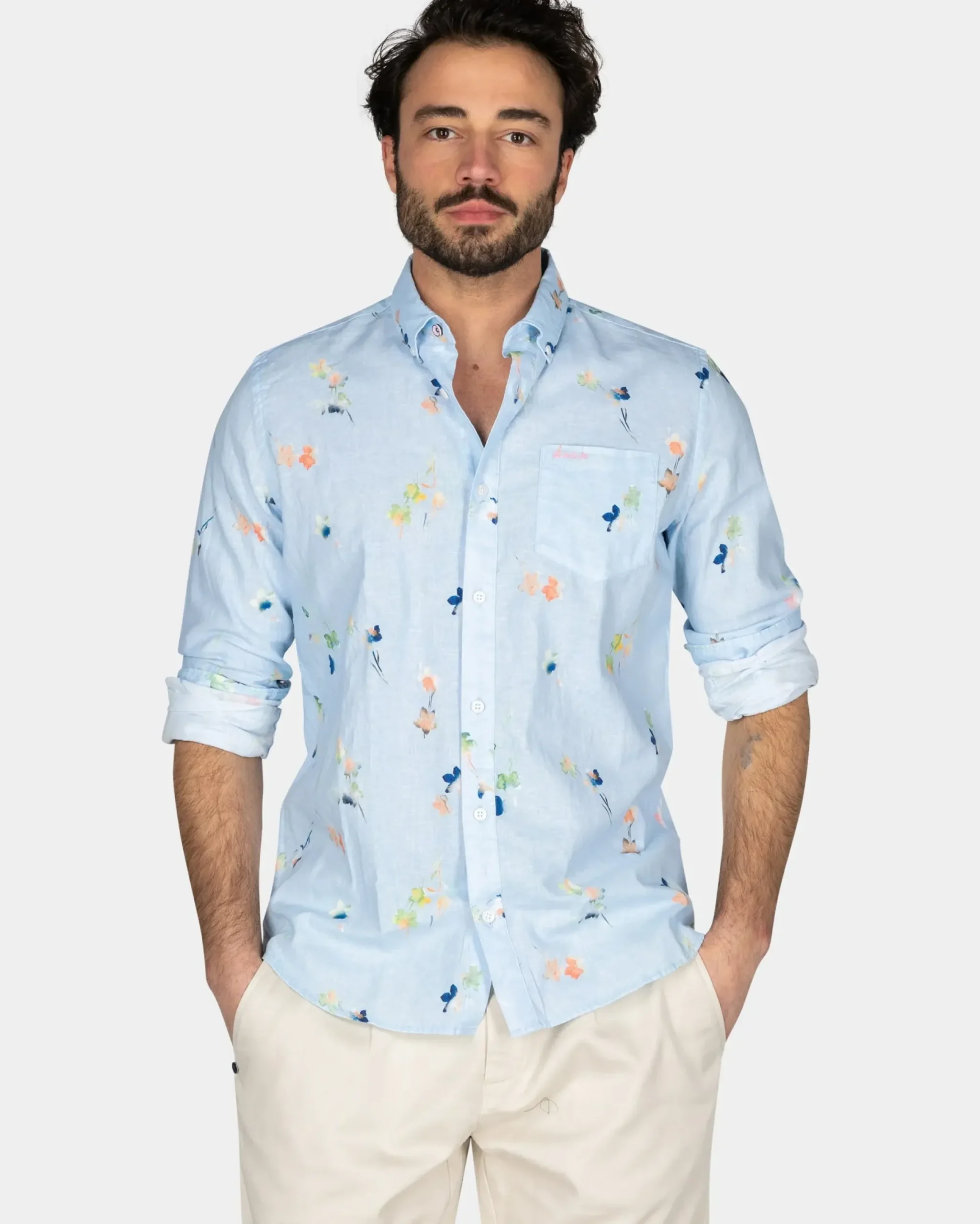 Pastelblauw overhemd met gekleurde bloemen