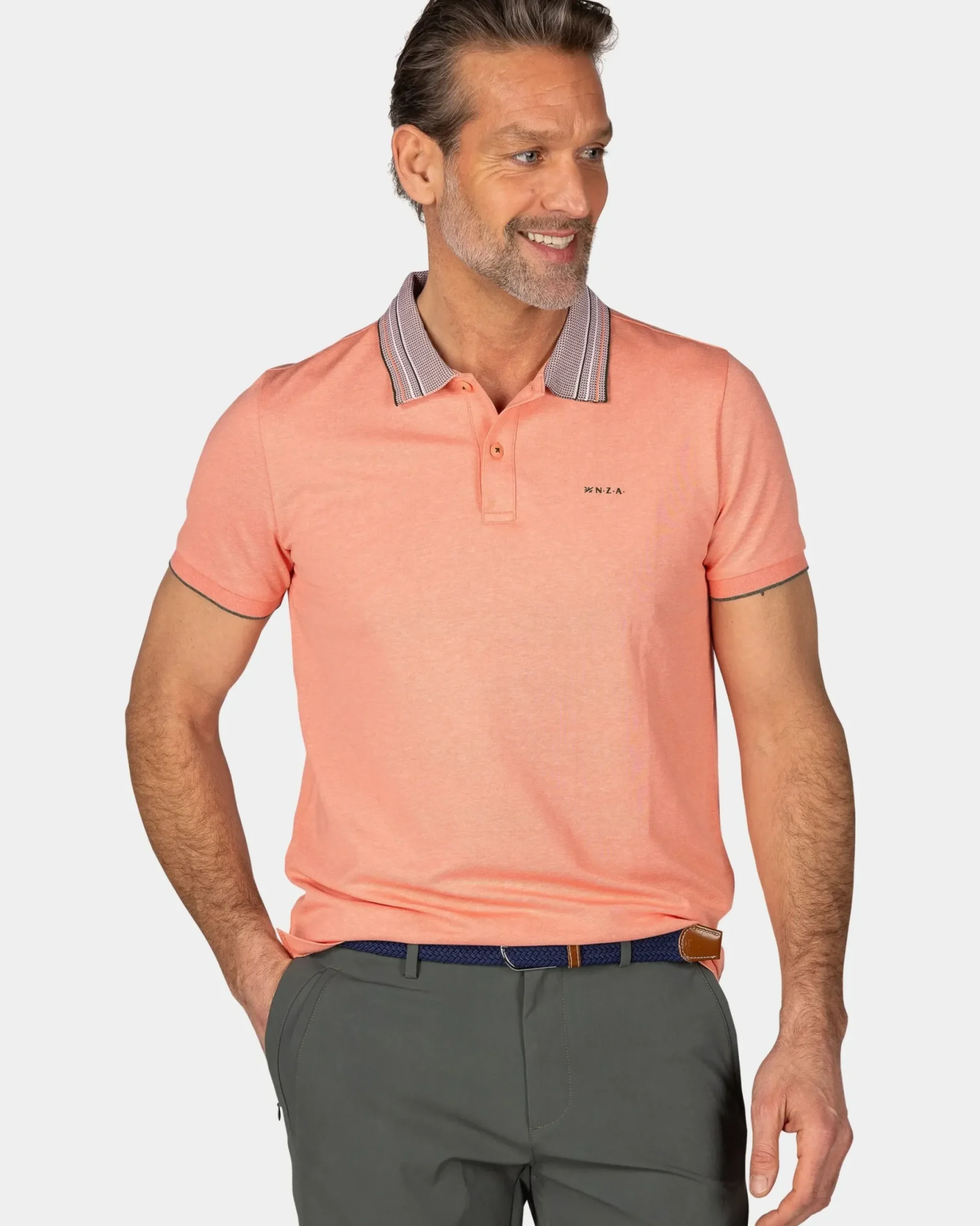 Pasteloranje polo met gestreepte kraag