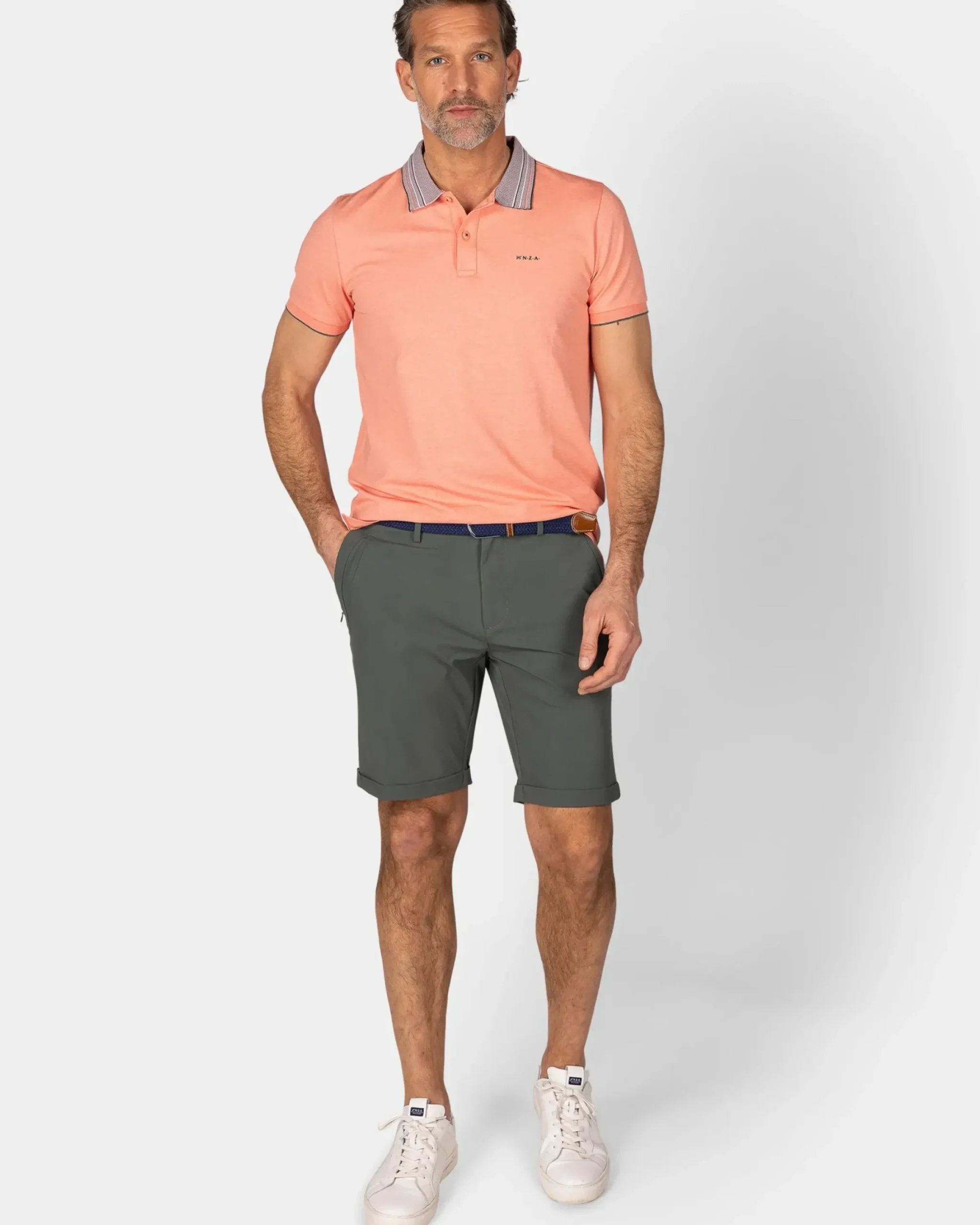 Pasteloranje polo met gestreepte kraag