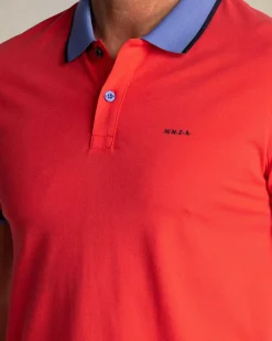 Rode katoenen polo met blauwe kraag