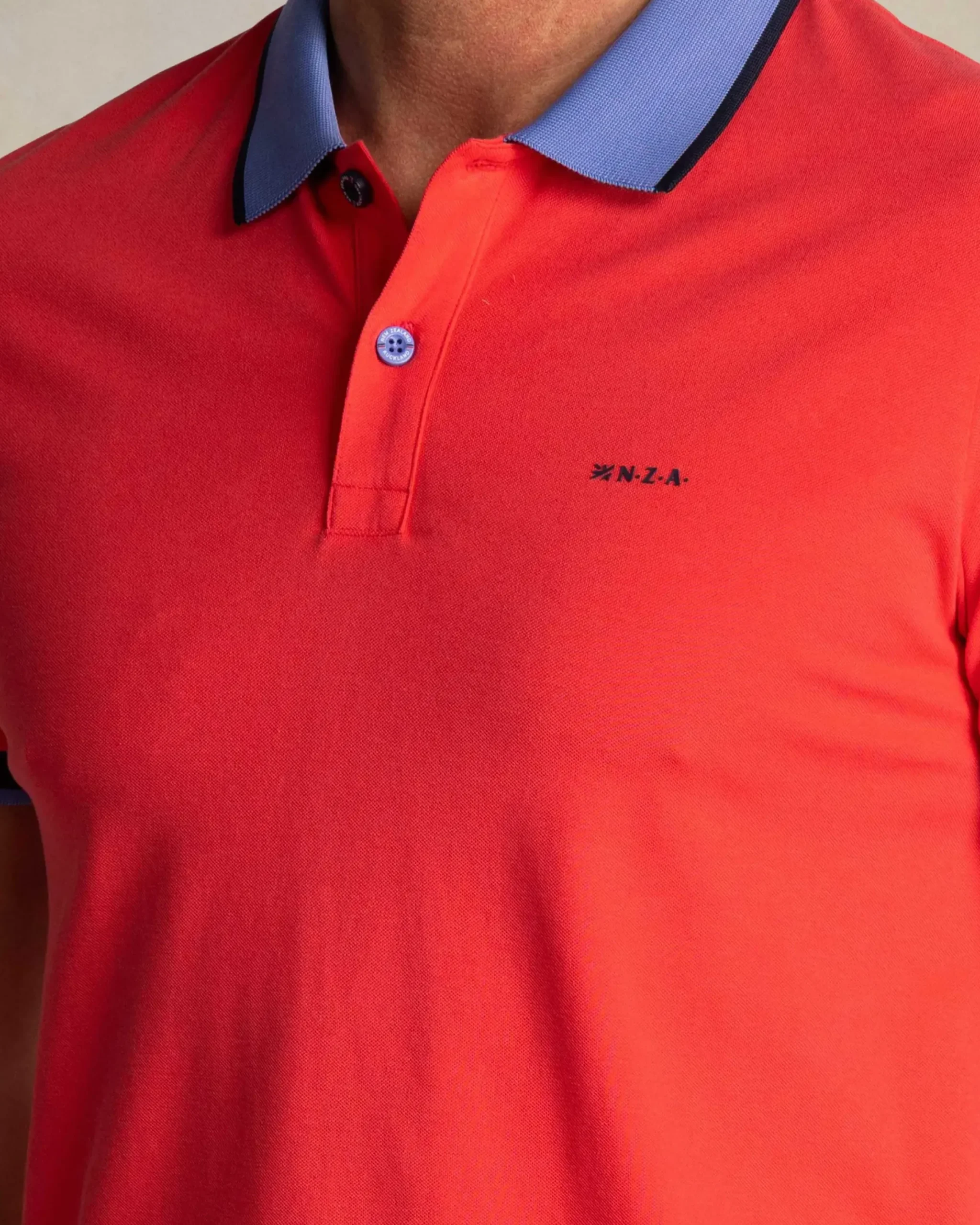 Rode katoenen polo met blauwe kraag